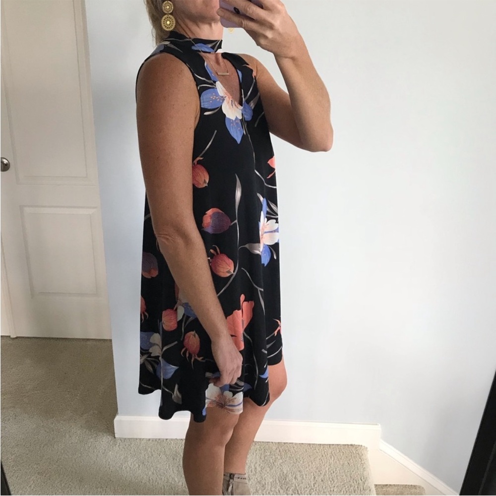 Black Floral Sleeveless Dress - Picture 4 of 7